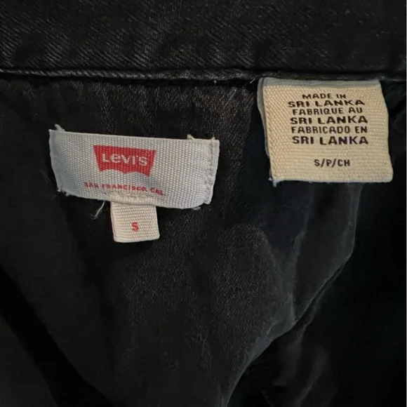 Genuine Levi's black denim shacket size S. Oversized. Distressed. Pearl snaps. - Picture 3 of 5